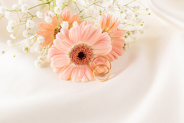 Elegant wedding rings with delicate floral arrangement