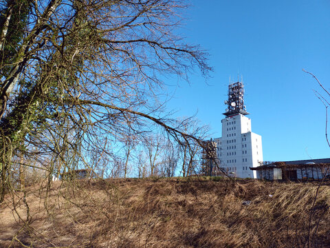 Der Schaumberg-Turm auf dem Schaumberg in der Gemeinde Tholey im Landkreis St. Wendel im Saarland. Aussicht vom Premium-Wanderweg Schaumberg Tafeltour. 