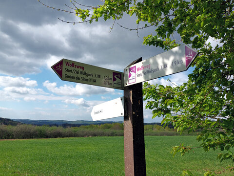 Wegweiser vom Premium-Wanderweg Traumschleife Wolfsweg bei Merzig im Landkreis Merzig-Wadern im Saarland, einer der Traumschleifen Saar-Hunsr&uuml;ck.