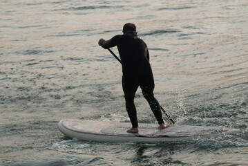 Flutuando na água do mar no entardecer.