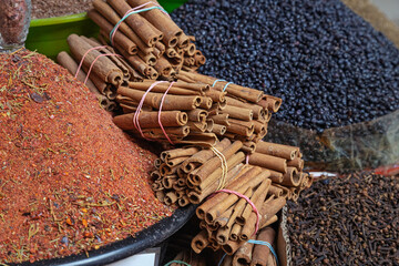 Cannelle et épices dans un marché