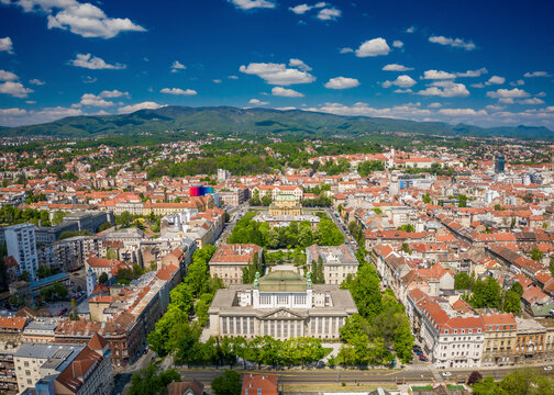 Fototapeta Aerial view of botanical garden surrounded by beautiful buildings and greenery, Zagreb, Croatia.