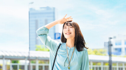 晴れた屋外を歩く笑顔の女性・ビジネスウーマン