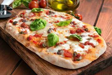 Pinsa romana con mozzarella, sugo, capperi e acciughe, cibo italiano 