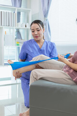 Obraz premium female doctor is taking care of an elderly person and helping elderly person do physical therapy help muscles work and check function of muscle system when elderly person starts recover from injury.