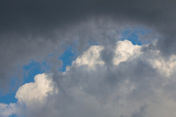 暗い雲の合間から見える白い雲
