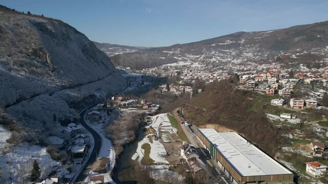 Vista a&eacute;rea del pintoresco pueblo de Jajce, en Bosnia, cubierto por una capa de nieve. Las casas tradicionales y tejados blancos destacan en el paisaje invernal, capturado desde un dron en pleno invie