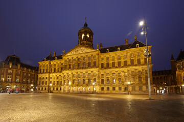 Fototapeta premium The Royal Palace at dusk, Amsterdam, Netherlands