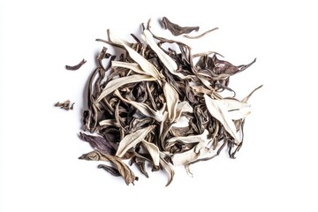 Obraz premium Pile of dried tea leaves isolated on white background