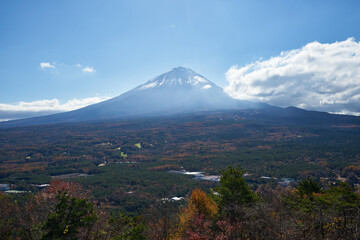 山梨県　紅葉台からの紅葉と富士山
