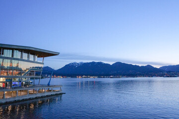 夕暮れ時に輝くカナダプレイスの外観