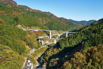 Naklejka premium 埼玉県秩父 滝沢ダム天端からの雷電廿六木橋 
