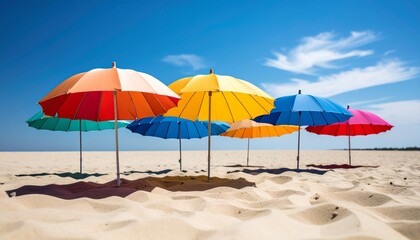 澄みきった青空を背景に、広がる白い砂地の中にカラフルなビーチパラソルがひとつだけぽつんと刺さっている