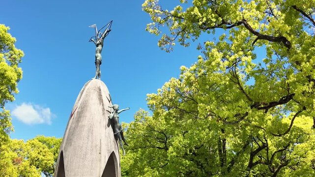新緑と原爆の子の像　広島平和記念公園