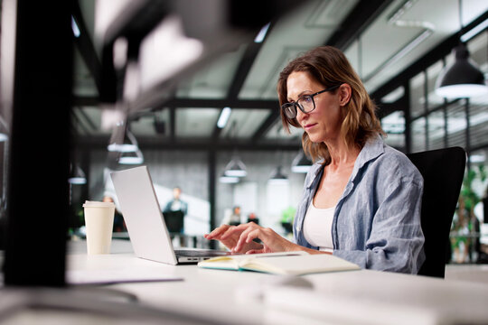 Learning Advisor Hosts Online Course Webinar In A Virtual Classroom