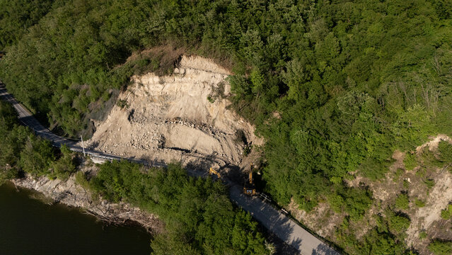 Landslide in the early morning of April 22 along the provincial road 21, between Lugagnano and Morfasso, at km 6700, at the height of the Mignano basin, in the municipal territory of Vernasca.
