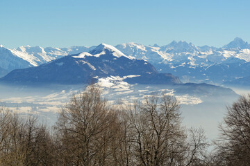 Vue sur les montagnes des Alpes et ses sommets enneigés