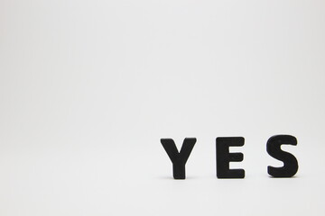 白背景に浮かび上がるYESの立体文字