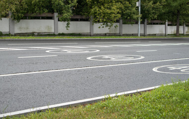 Obraz premium View of road markings for 40 mph speed limit zone, city road