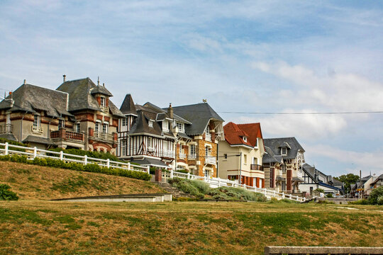 Les villas XIX&egrave;me si&egrave;cle de Mesnil-Val. Criel-sur-Mer
