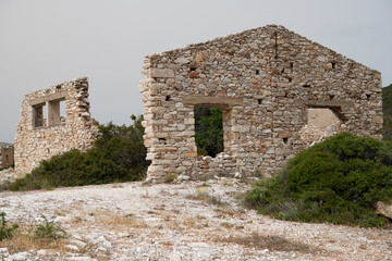 Ruine eines antiken Gebäudes im Marmorsteinbruch von Marasti - Insel Paros, Griechenland