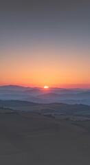 Obraz premium Serene Sunset Over Rolling Hills and Distant Mountains Landscape Photography