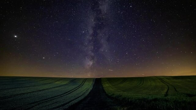 Zeitraffer eines sommerlichen Sternenhimmels und der Milchstrasse in einem Feld