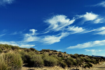 Colline, ciel bleu nuageux.