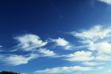 Ciel bleu avec nuages blancs.