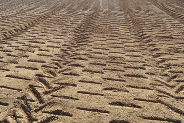 Traces géométriques sur le sol sec.