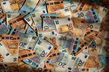 Des billets de 20 euros et de 50 euros éclairés par le soleil	