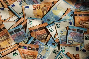 Des billets de 20 euros et de 50 euros éclairés par le soleil	