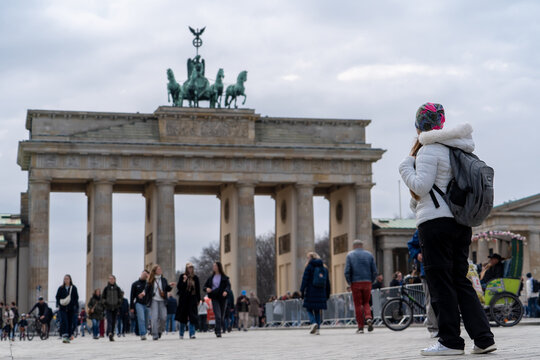 Mujer turista paseando por la Pariser Platz en Berl&iacute;n, Alemania, y descubriendo la Puerta de Brandeburgo