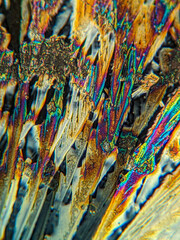 Radial crystal structures under polarized microscope with colorful edge