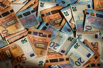 Des billets de 20 euros et de 50 euros éclairés par le soleil