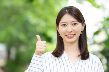 女性　ポートレート　新緑