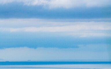 5月の山から海を望む02