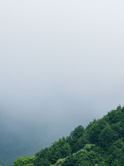 5月の山に霧がかかる01