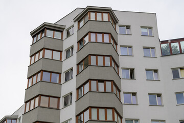 Blok mieszkalny w Warszawie z balkonami