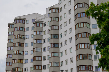 Blok mieszkalny w Warszawie z balkonami © FOTOWAWA