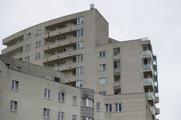 Blok mieszkalny w Warszawie z balkonami © FOTOWAWA