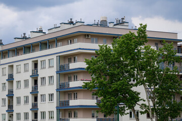 Nowoczesny budynek mieszkalny na tle pochmurnego nieba