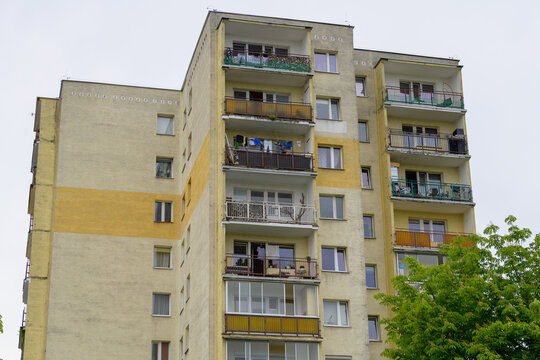 Blok mieszkalny w Warszawie z balkonami