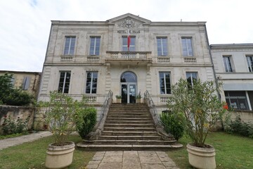 Mairie, vue de l'extérieur, village de Saint Macaire, département de la Gironde, France