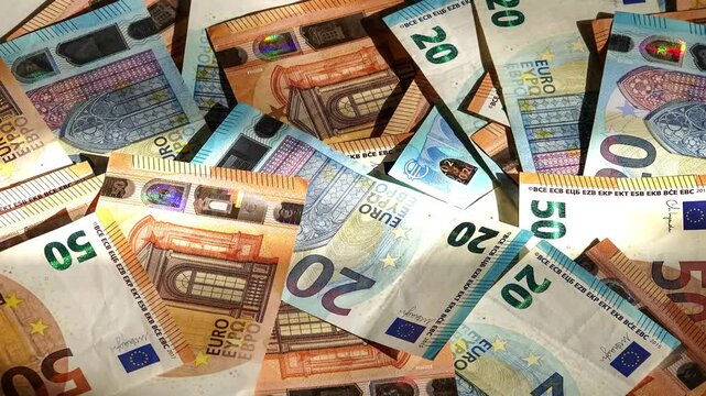 Des billets de 20 euros et de 50 euros avec d&eacute;placement lat&eacute;ral et scan lumineux
