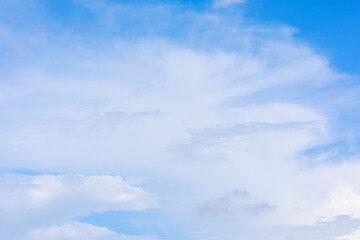 Fototapeta premium Beautiful cloud formations gather across a vivid blue sky, creating a stunning and peaceful natural backdrop.