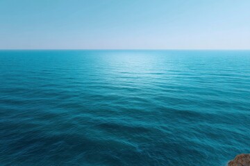 Obraz premium Serene Ocean Vista: Tranquil Blue Waters Under a Calm Sky