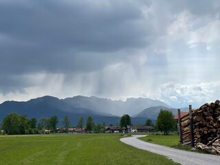 Regen über Gebirge