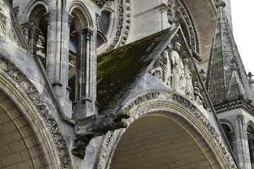 Haut de la façade de la Cathédrale Notre-Dame de Laon, avec gargouilles et reliefs historiques.