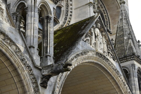 Haut de la fa&ccedil;ade de la Cath&eacute;drale Notre-Dame de Laon, avec gargouilles et reliefs historiques.